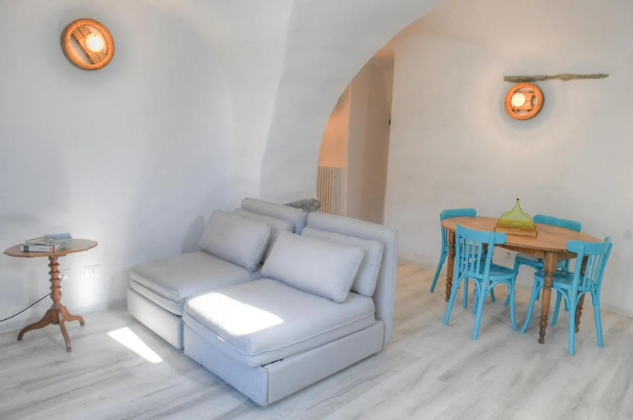 Antica Casa Del Canto Iara - Private Parking Calice Ligure 0*,  Italy